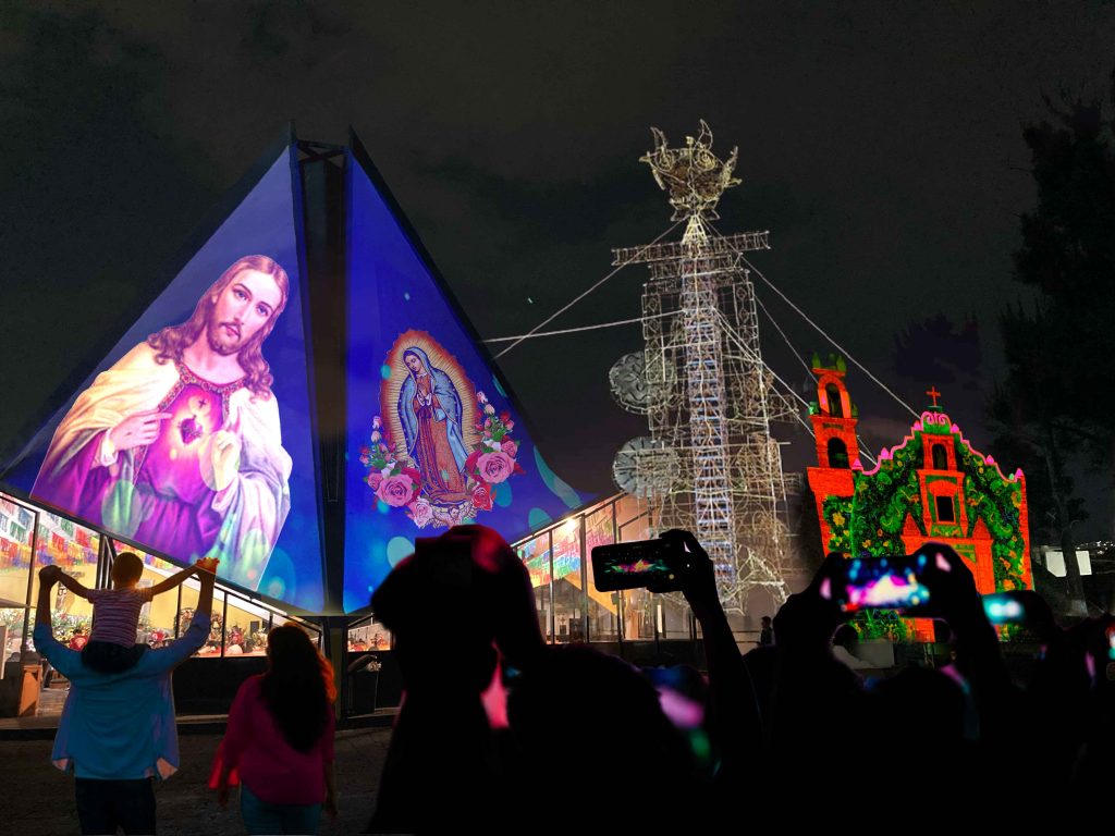 Video Mapping vs Castillo Pirotécnico, Proyección sobre templos